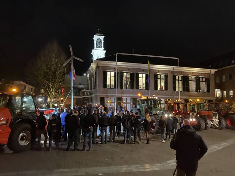 Vele boeren protesteren bij gemeentehuis voor debat windturbines