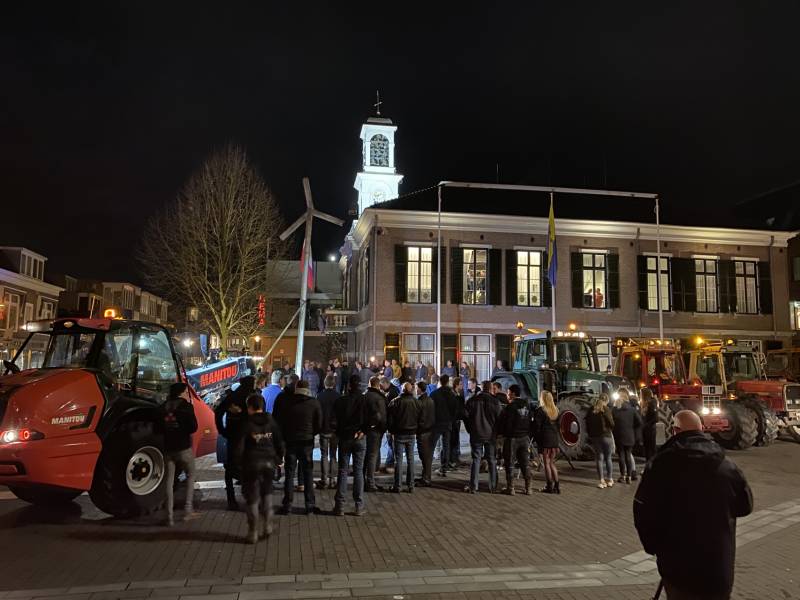 Vele boeren protesteren bij gemeentehuis voor debat windturbines