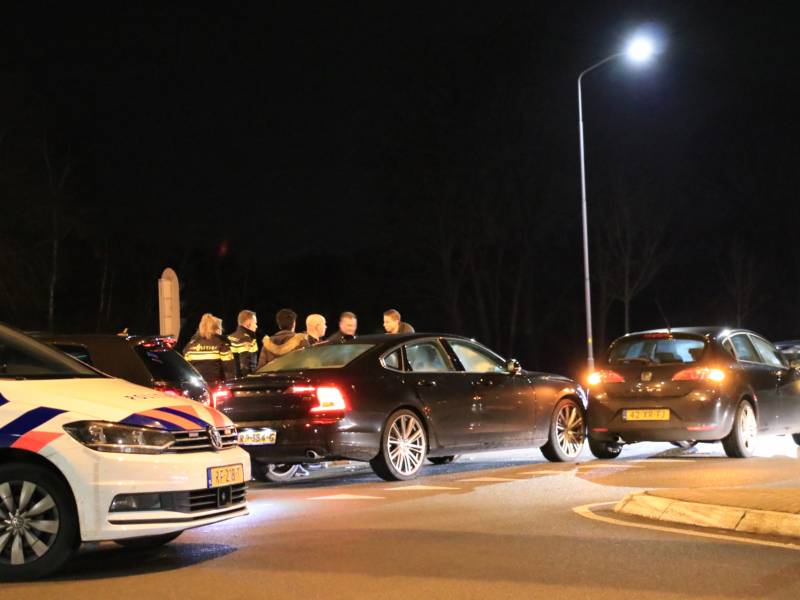 Twee auto's botsen op kruising