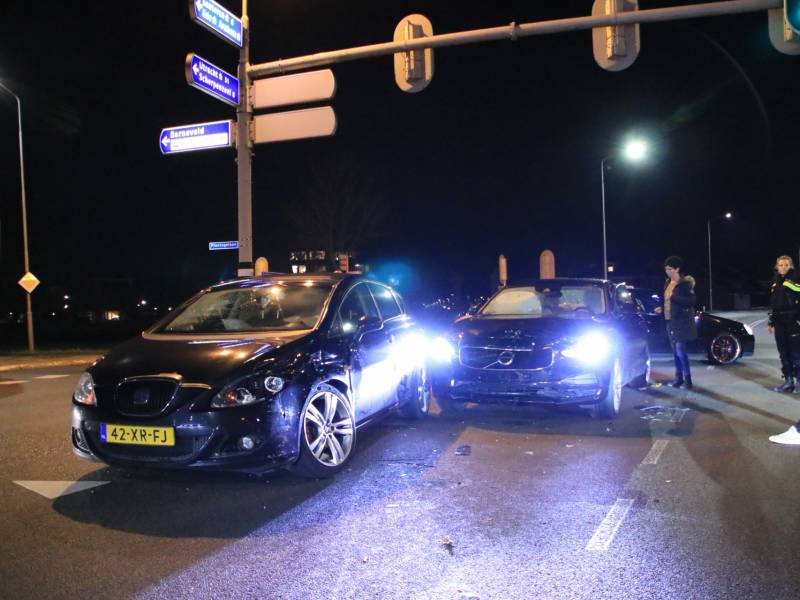 Twee auto's botsen op kruising