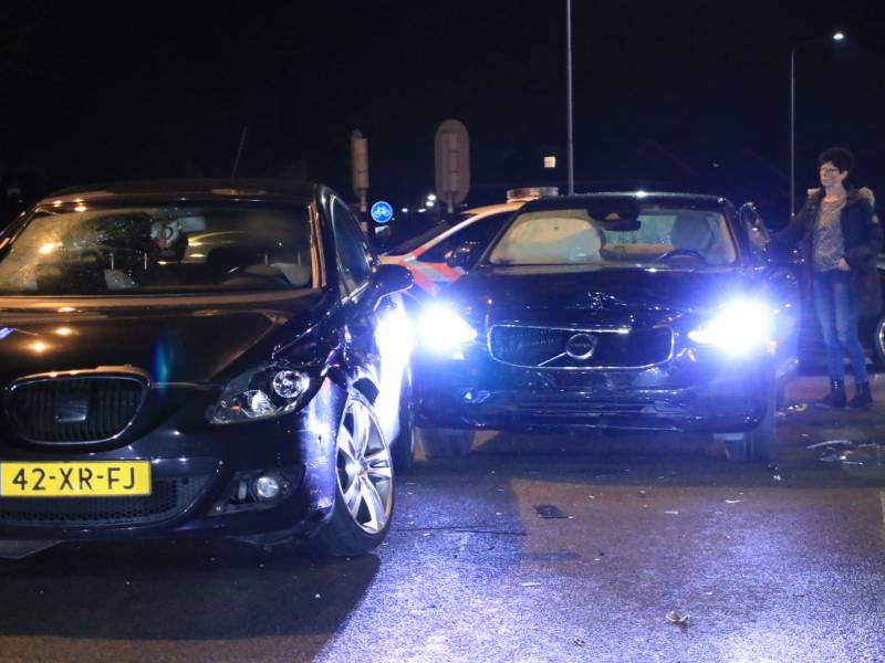 Twee auto's botsen op kruising