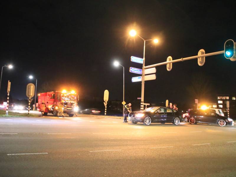 Twee auto's botsen op kruising