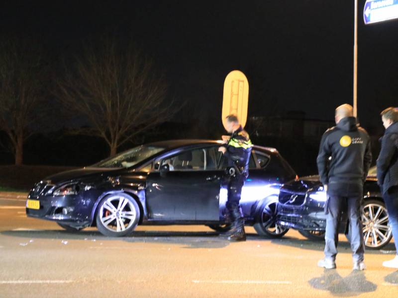 Twee auto's botsen op kruising