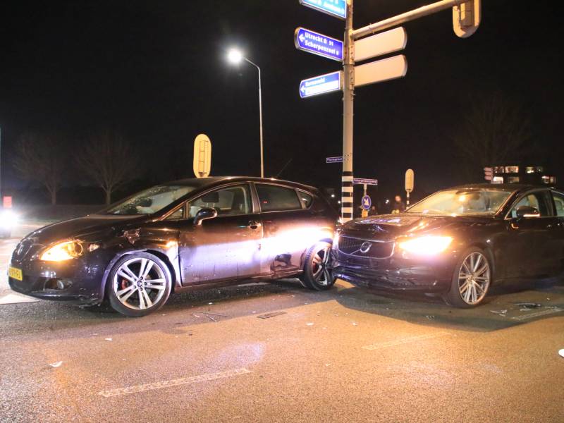 Twee auto's botsen op kruising