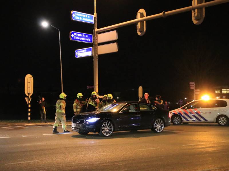 Twee auto's botsen op kruising