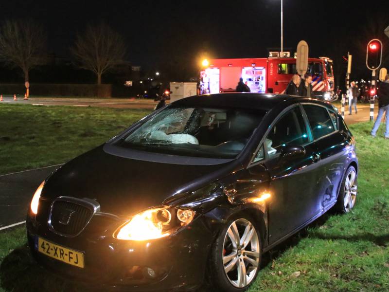 Twee auto's botsen op kruising