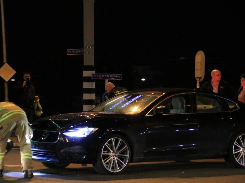 Twee auto's botsen op kruising