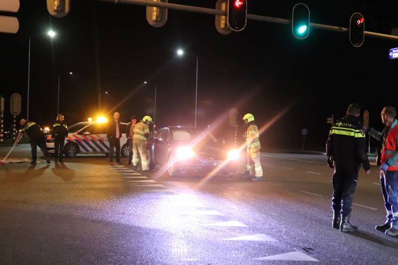 Twee auto's botsen op kruising