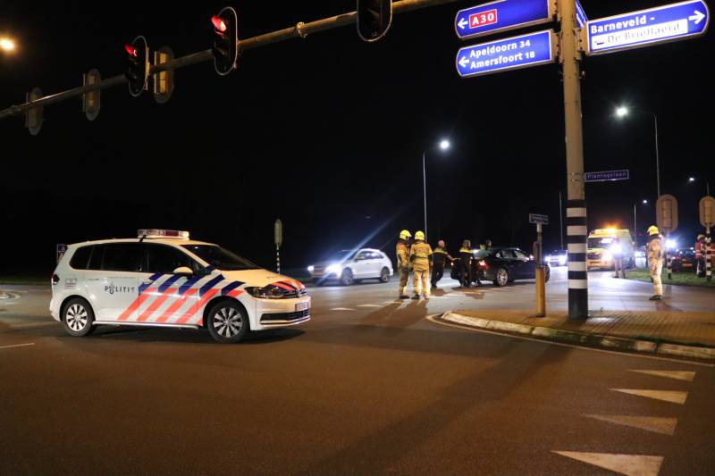 Twee auto's botsen op kruising