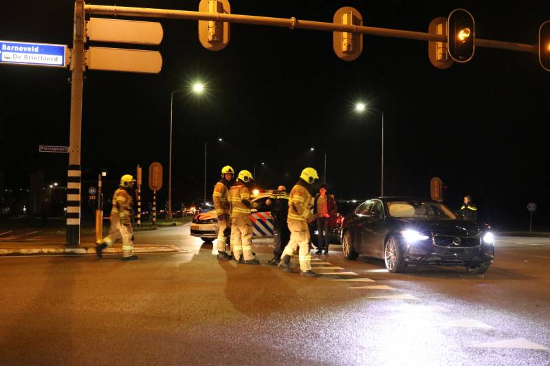 Twee auto's botsen op kruising