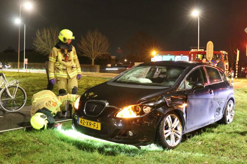 Twee auto's botsen op kruising