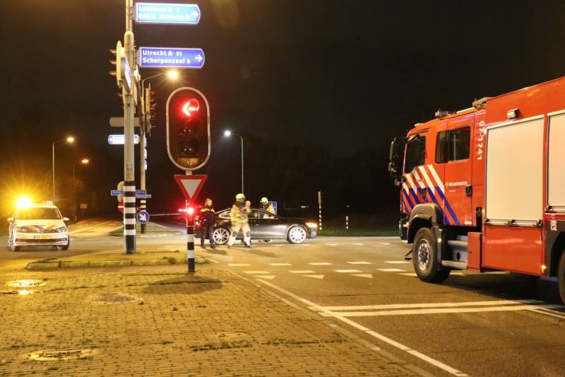 Twee auto's botsen op kruising