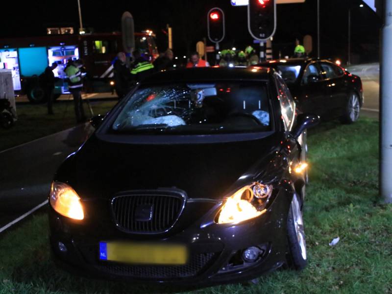 Twee auto's botsen op kruising