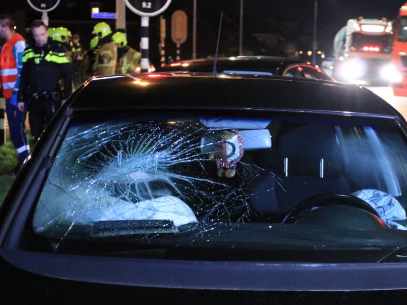 Twee auto's botsen op kruising