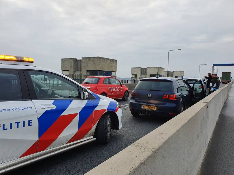 Drie auto's betrokken bij kop-staartbotsing Nijkerkerbrug