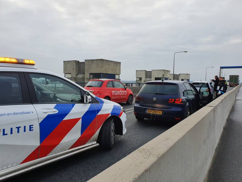 Drie auto's betrokken bij kop-staartbotsing Nijkerkerbrug