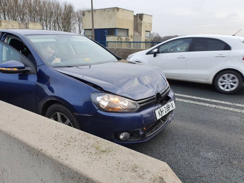 Drie auto's betrokken bij kop-staartbotsing Nijkerkerbrug