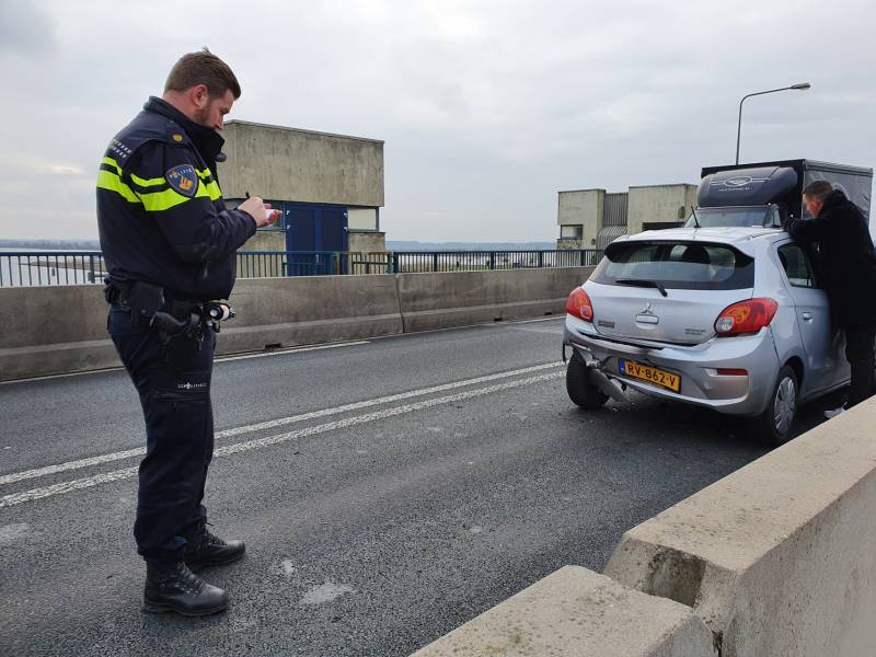 Drie auto's betrokken bij kop-staartbotsing Nijkerkerbrug