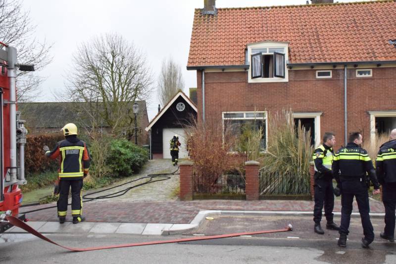 Brandweer forceert voordeur na brand in woning