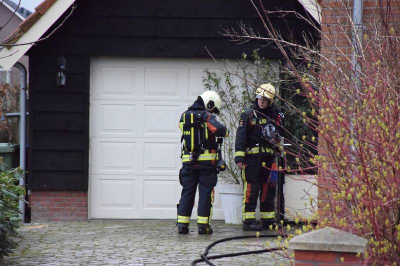 Brandweer forceert voordeur na brand in woning