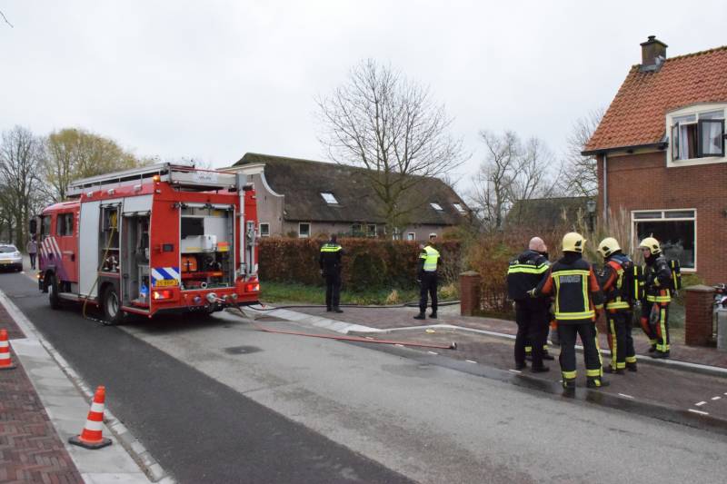 Brandweer forceert voordeur na brand in woning