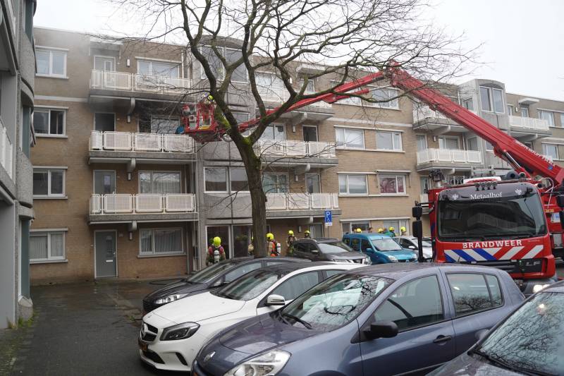 Vrouw uit woning gered bij uitslaande brand in Oosterflank