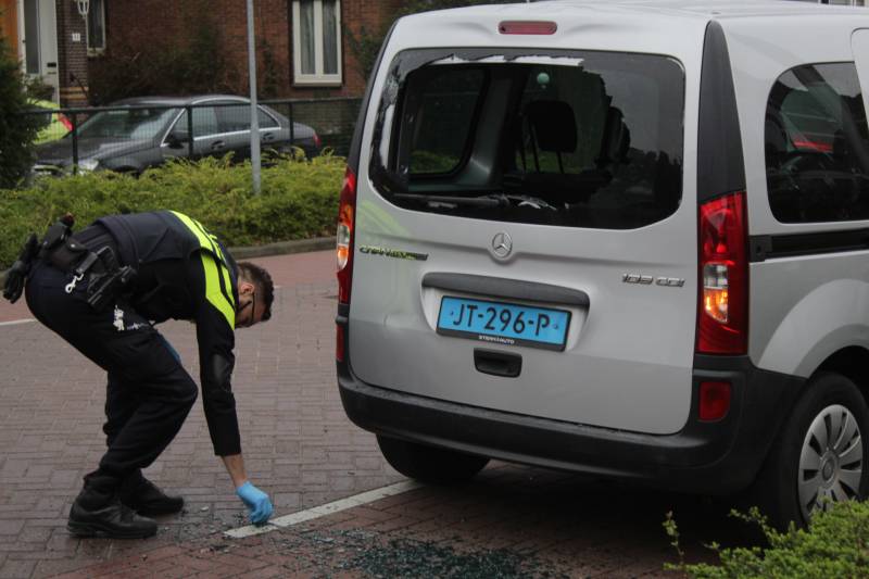 Fietser botst achterop taxibus