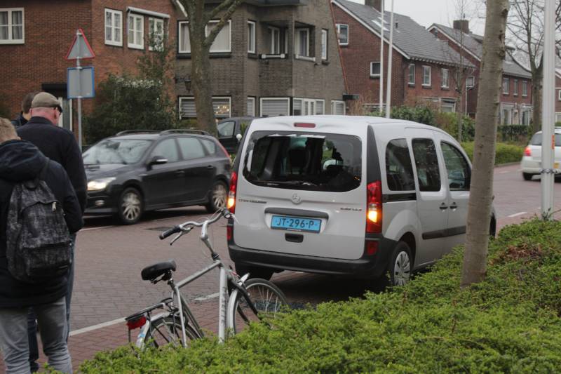 Fietser botst achterop taxibus
