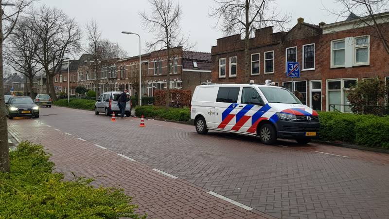 Fietser botst achterop taxibus