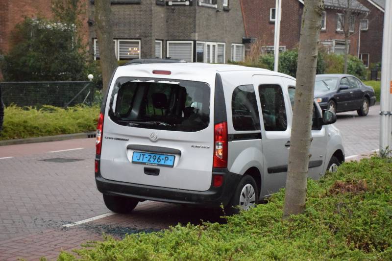 Fietser botst achterop taxibus