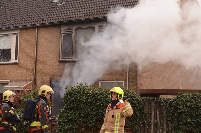 Veel rook bij uitslaande woningbrand