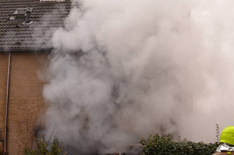 Veel rook bij uitslaande woningbrand