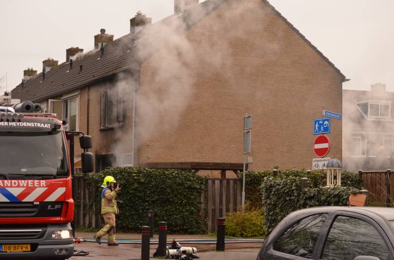 Veel rook bij uitslaande woningbrand