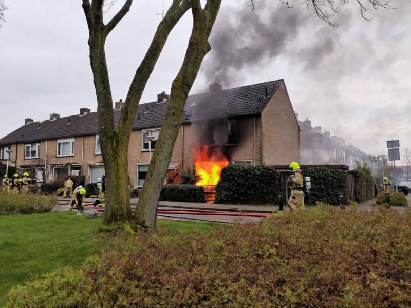 Veel rook bij uitslaande woningbrand