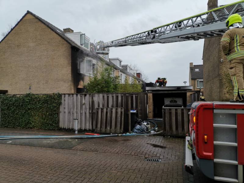 Veel rook bij uitslaande woningbrand