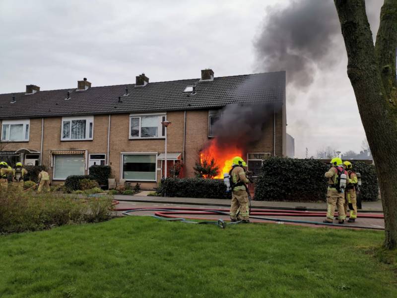 Veel rook bij uitslaande woningbrand