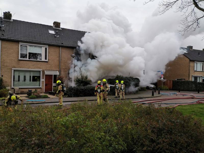 Veel rook bij uitslaande woningbrand