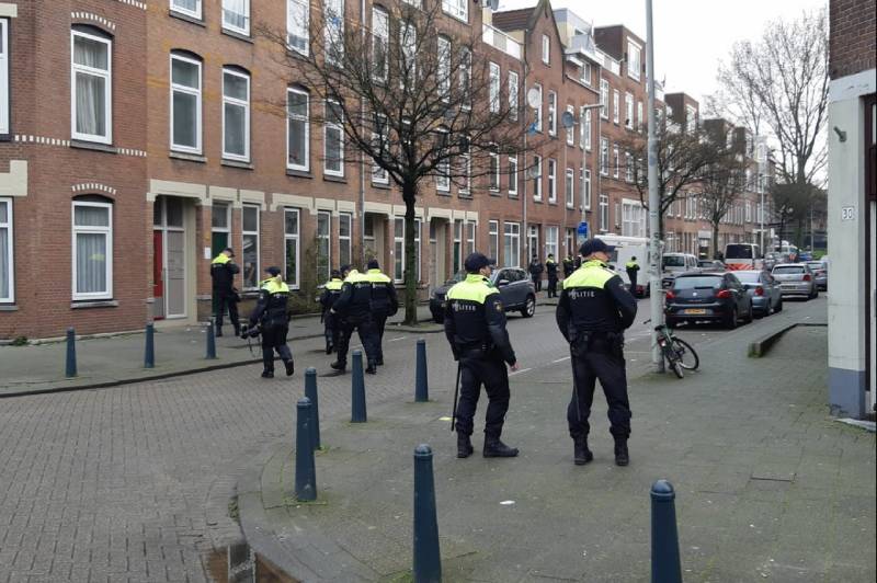 Politie start ontruiming gekraakte panden