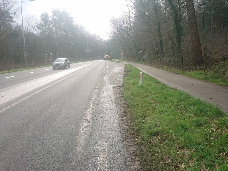 Betonwagen verliest lading op provinciale weg