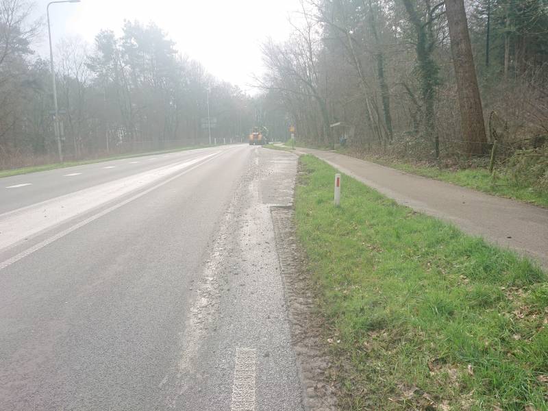 Betonwagen verliest lading op provinciale weg