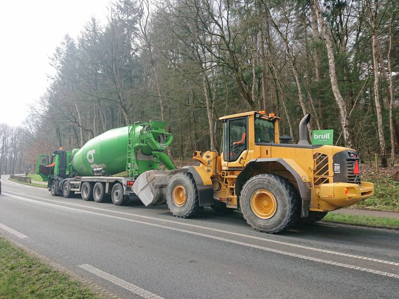 Betonwagen verliest lading op provinciale weg