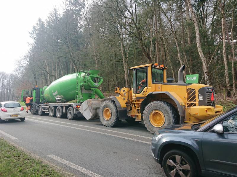 Betonwagen verliest lading op provinciale weg