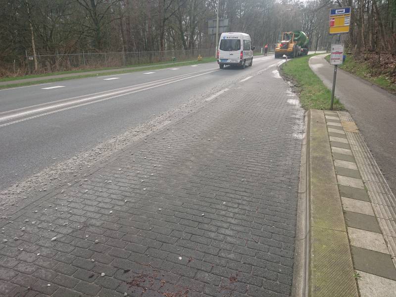 Betonwagen verliest lading op provinciale weg