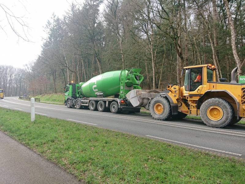 Betonwagen verliest lading op provinciale weg