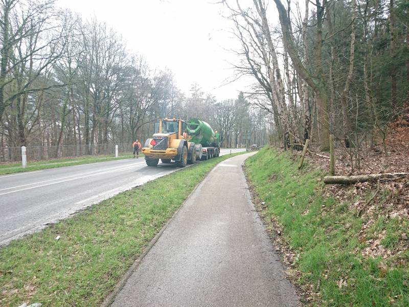 Betonwagen verliest lading op provinciale weg