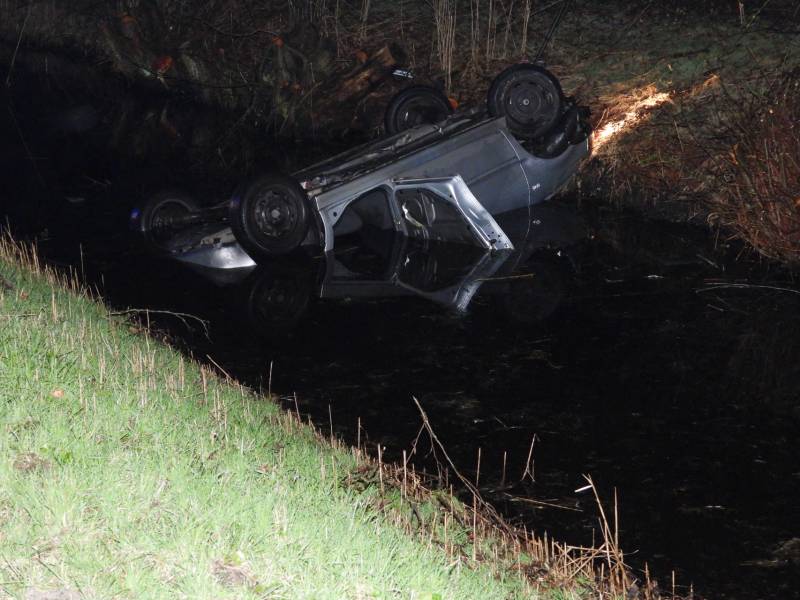 Auto belandt op de kop in de sloot