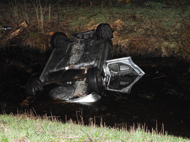 Auto belandt op de kop in de sloot