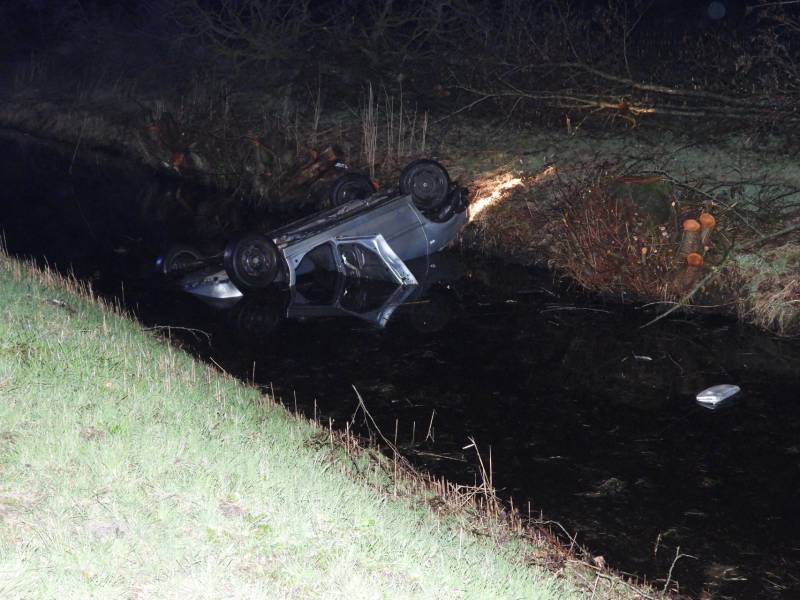 Auto belandt op de kop in de sloot