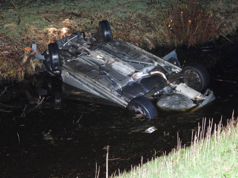 Auto belandt op de kop in de sloot
