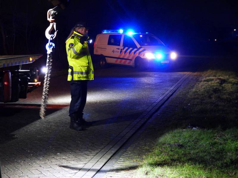 Auto belandt op de kop in de sloot